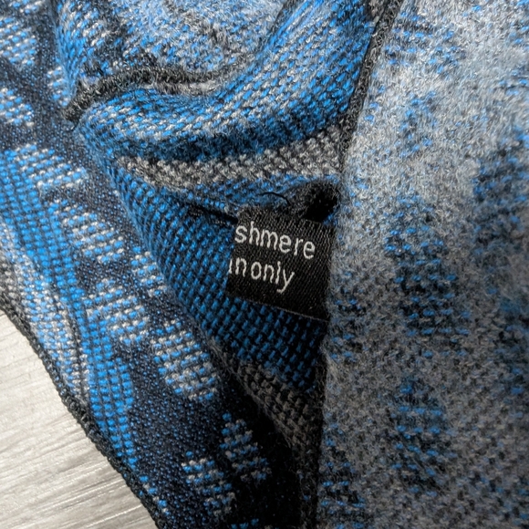 Cashmere Wrap Cape Blue Abstract Print One Size - Picture 7 of 8